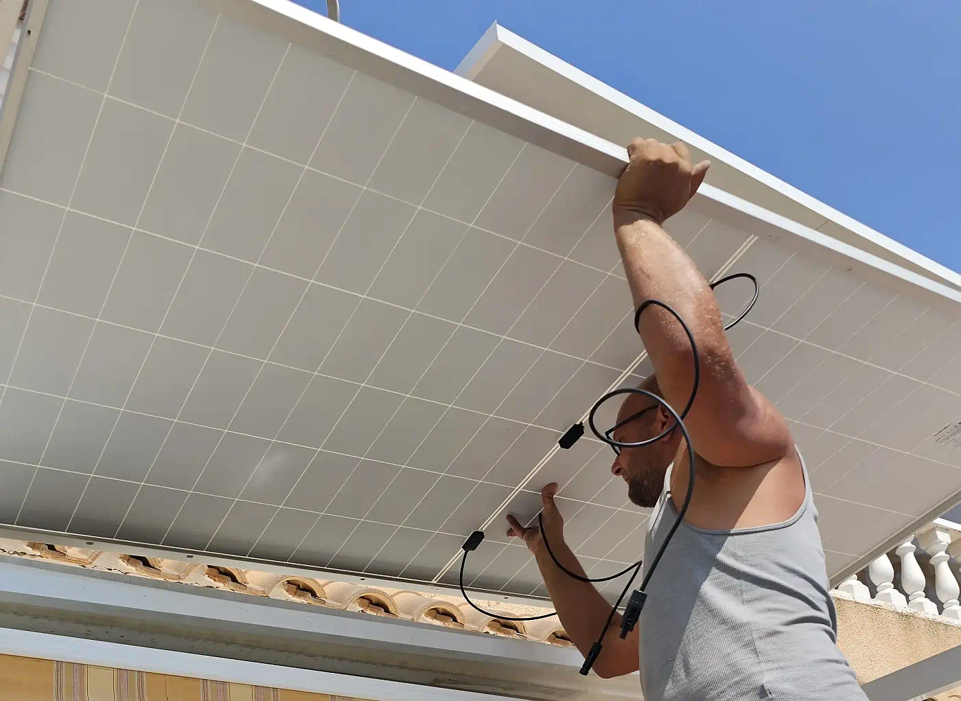 SolarService Firma in Torrevieja Orihuela-Costa montiert ein kleines Balkonkraftwerk auf ein Dach.