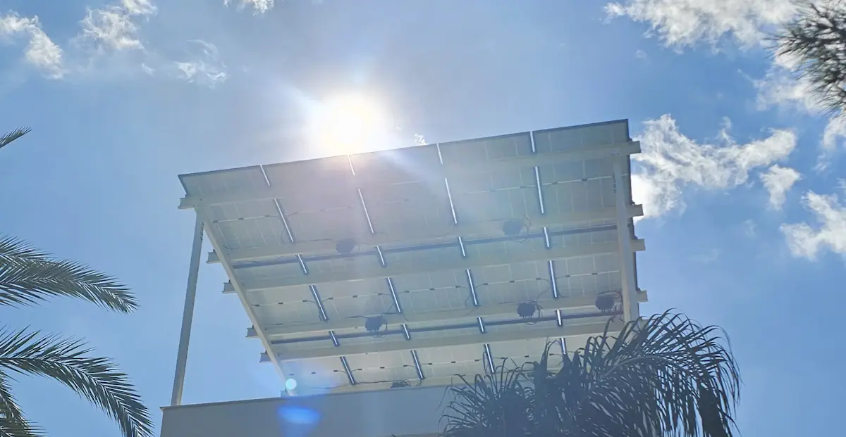 Solarpanele werden als Überdachung genutzt.