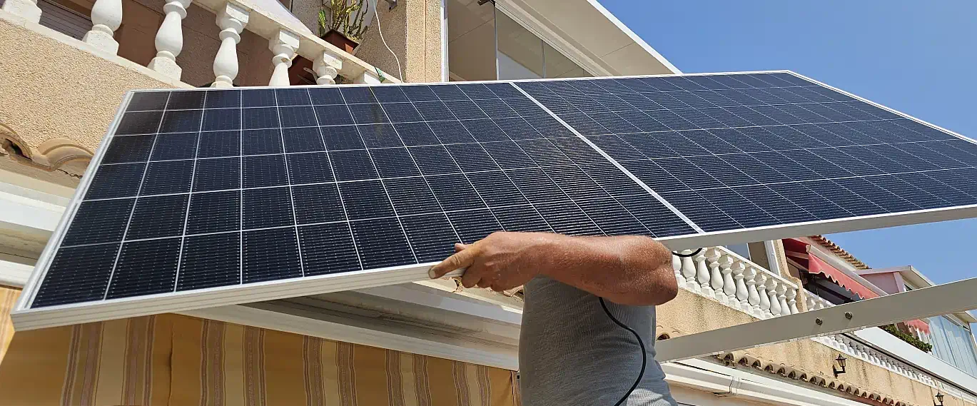 Solarpanele werden auf einem Dach in Spanien montiert.