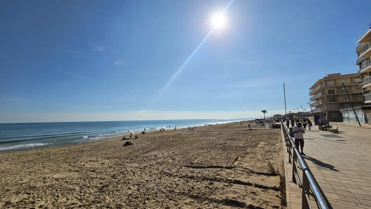 Die starke Sonnenenergie am Meer von Südspanien.